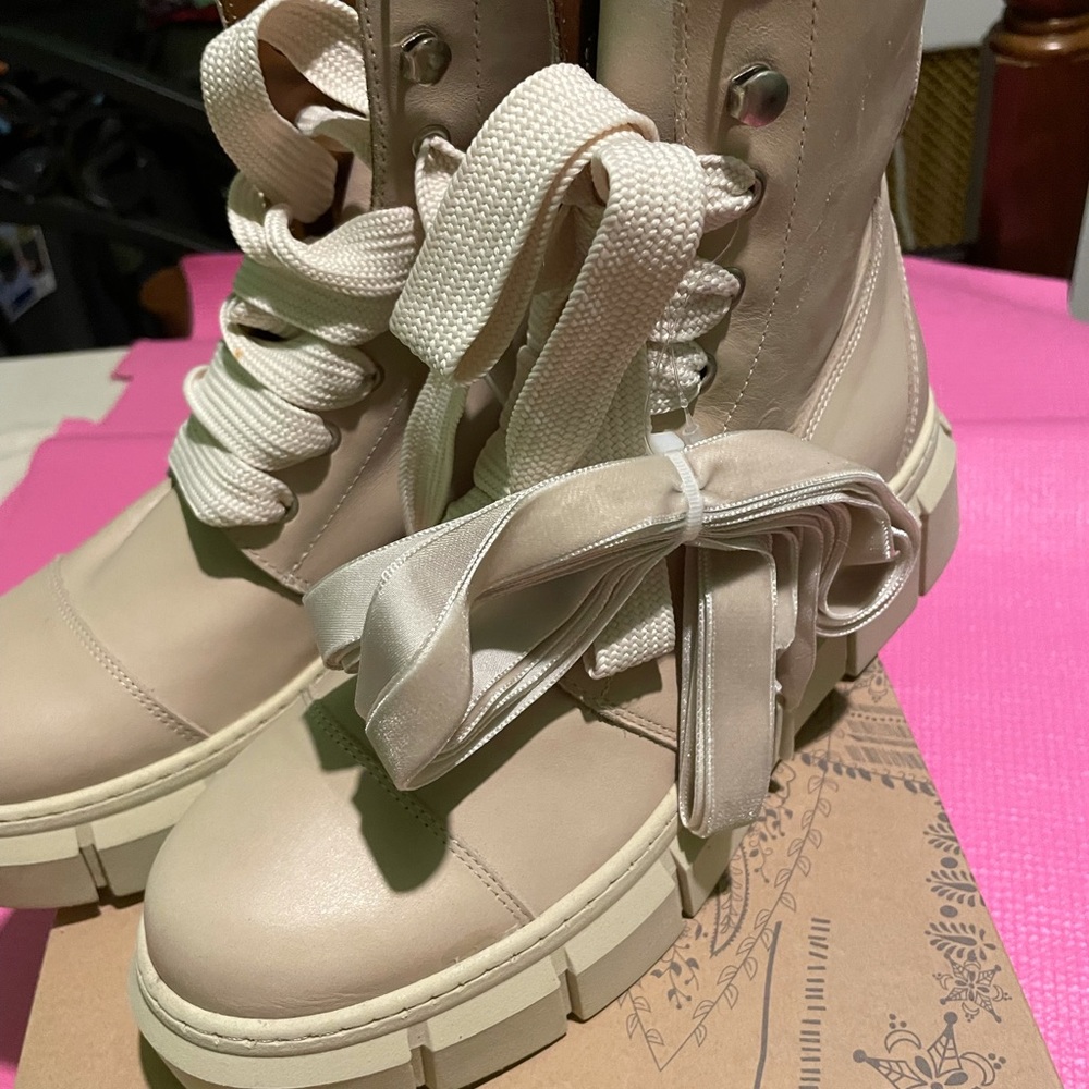 Alohas cream boots 39. New
